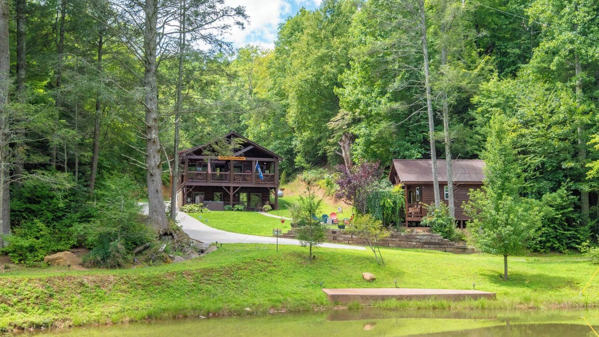Millers Creek Cabin | Stars, Stripes, & Serenity - Blue Ridge Parkway Cabin - Hot Tub - Fire Pit - Hiking