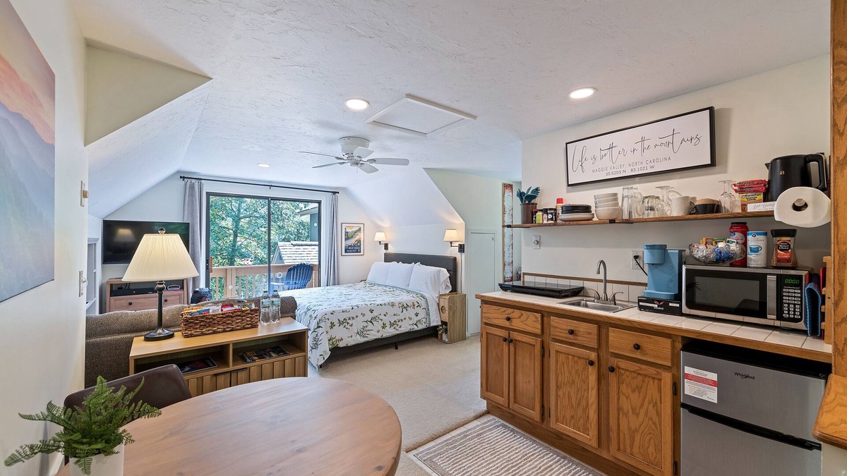 Maggie Valley Apartment | Starswept Studio- Walk to Brewery or Breakfast, Close to GSMNP and the BRP.