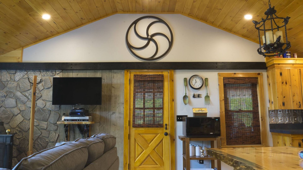 Limerick House | START VACATION on FRIDAY ~ Lakeside Cottage, private beach, hot tub, and more!