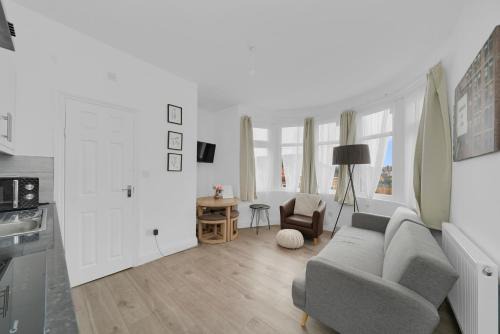 Seven Kings Apartment | Startlet Stays Apartments - On Elizabeth Line with Free Parking
