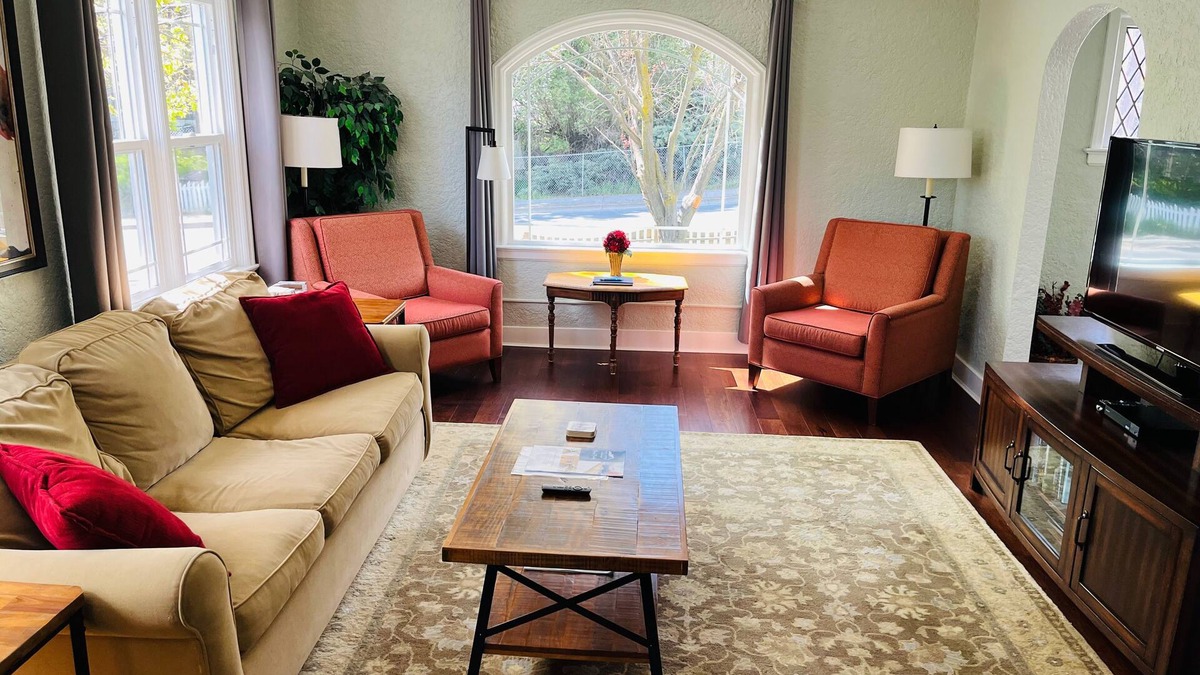 Pullman House | State Street Cottage, 2BR Apt