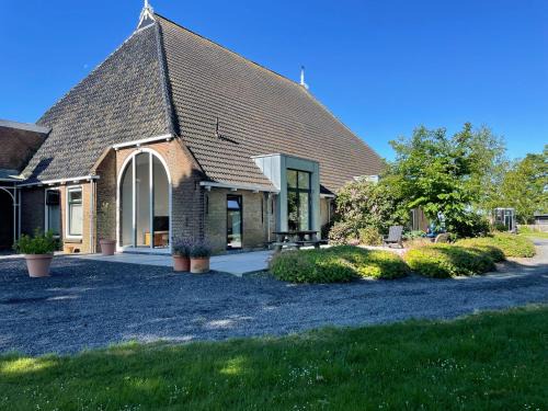 Wytgaard House | Statelan Logies, sfeervol en luxe ingericht vakantiehuis met 2 slaapkamers in het hart van friesland
