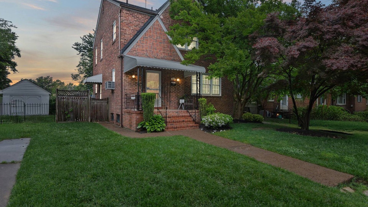 Potomac West House | Stately 5BR Historic Retreat CozySuites