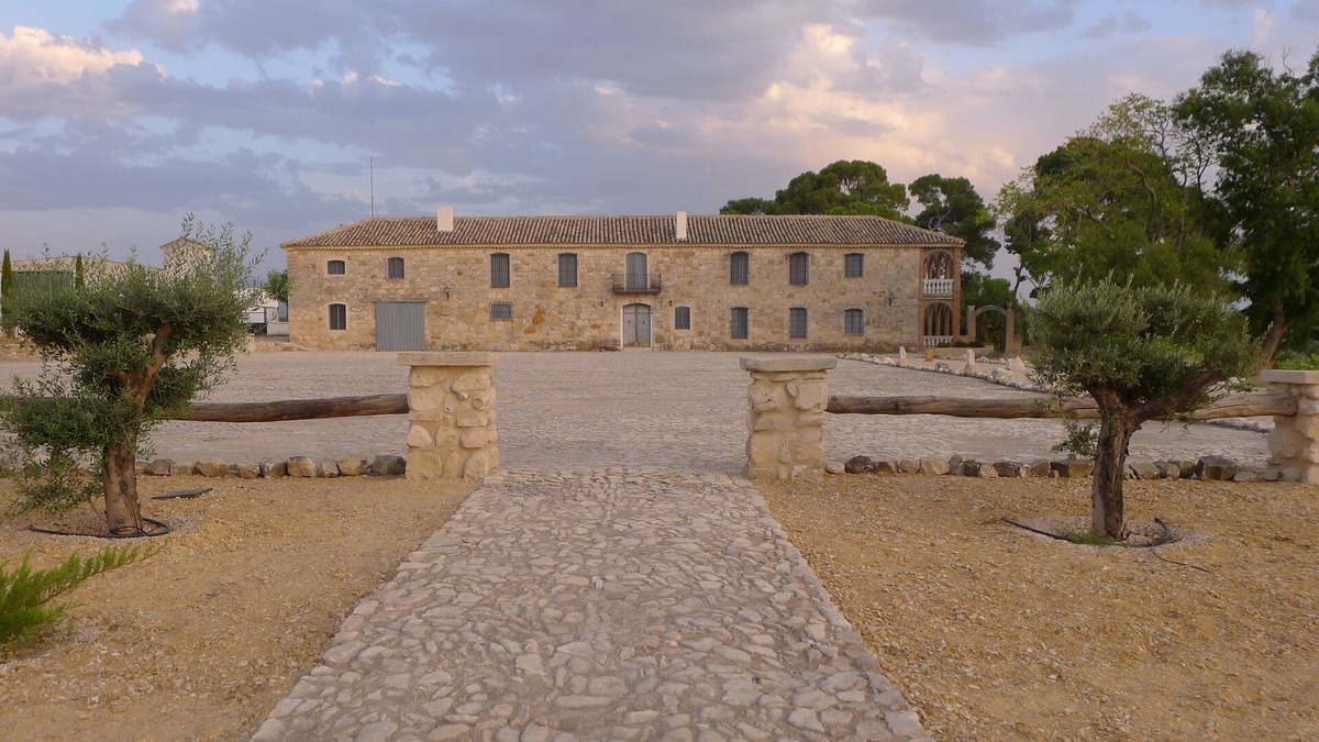 Torredonjimeno Cottage | Stately farmhouse in the heart of the Andalusian olive grove.