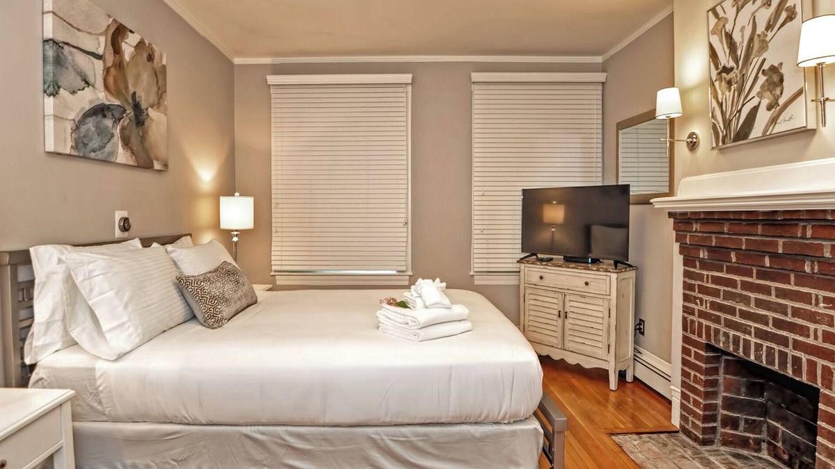 Beacon Hill Apartment | Stately on Cedar - Luxe 2-bedroom Beacon Hill apartment with AC, WiFi near MGH
