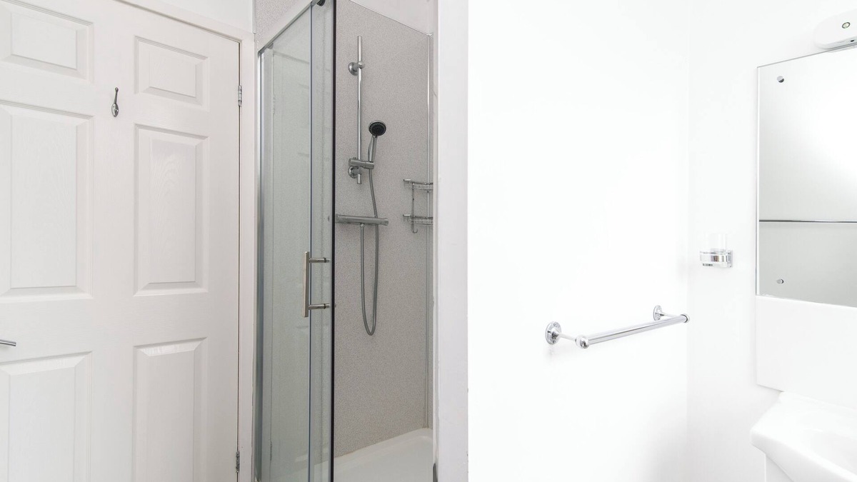 Beeston Hotel | Station Road - Contemporary 1bedroom Flat with 2 king beds & ensuite bath