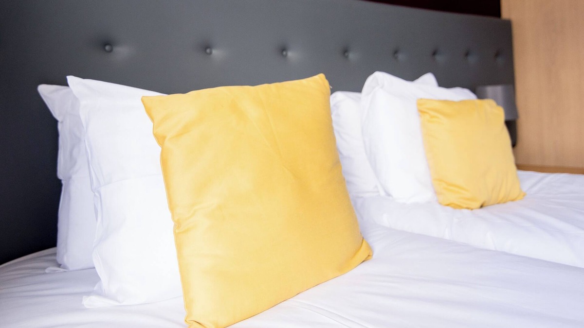 Beeston Hotel | Station Road - Contemporary 1bedroom Flat with 2 single beds & ensuite bath