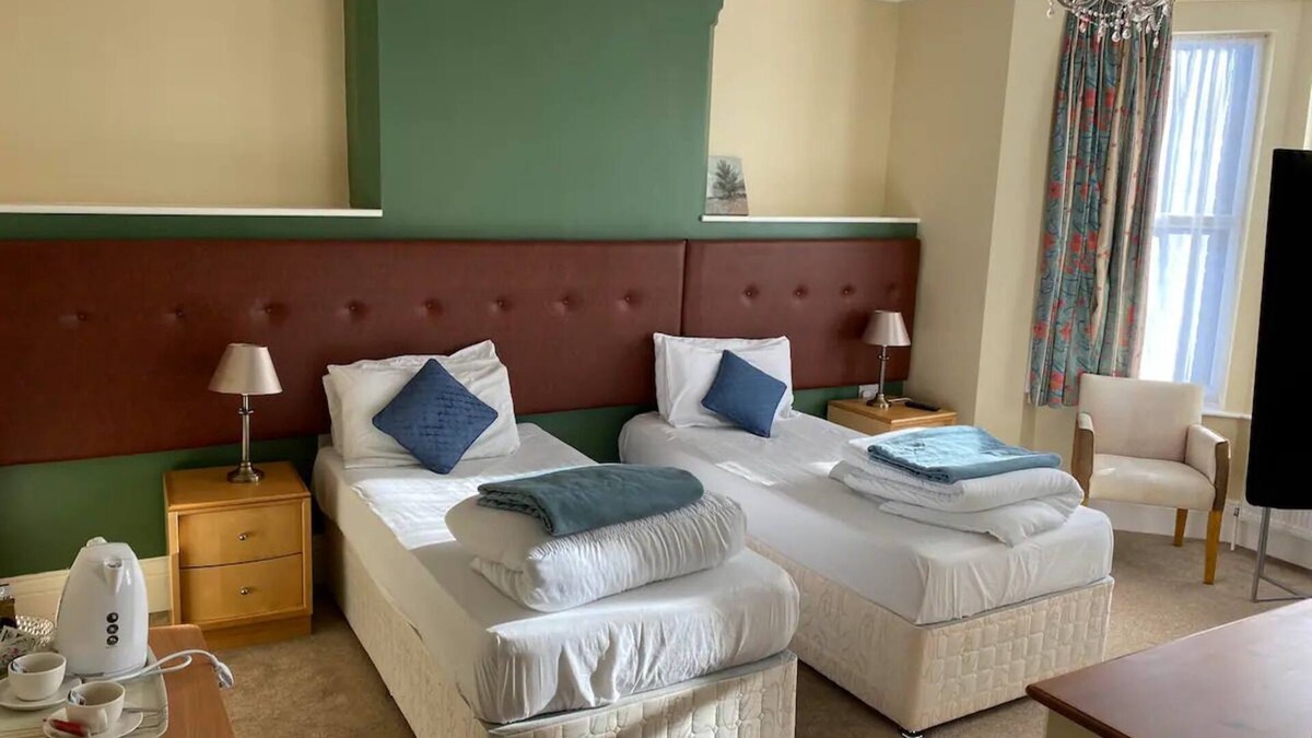 Beeston Hotel | Station Road - Contemporary 1bedroom Flat with 3 single beds & ensuite bath