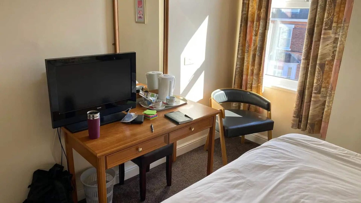 Beeston Hotel | Station Road - Contemporary 1bedroom Flat with 1 super king bed & ensuite bath