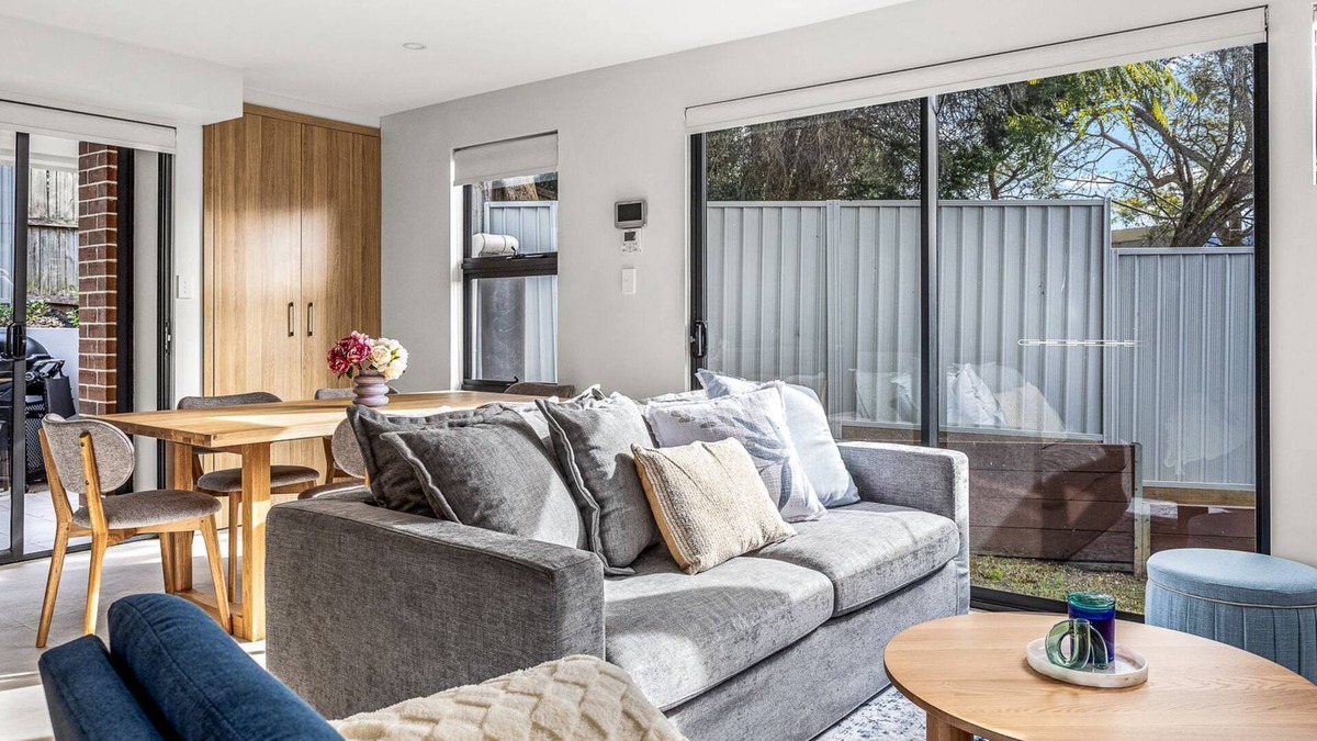 Wollongong CBD House | Station & Surf 3BR Wollongong Townhouse