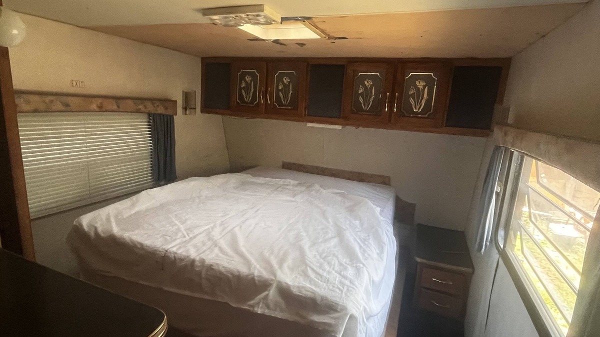 Collings Lakes House | Stationary camper with electric & water