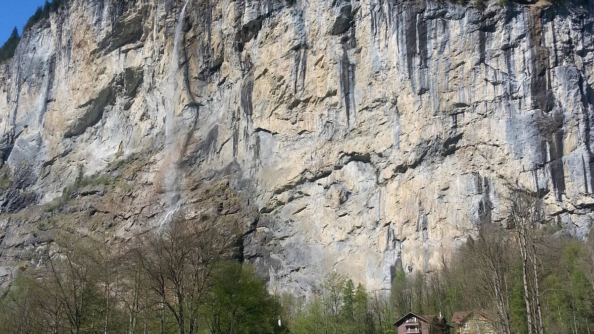 Lauterbrunnen Apartment | Staubbachfall opp. 1 Br max 4, 50mbus, quiet, own 24/7laundry, carport ⭐