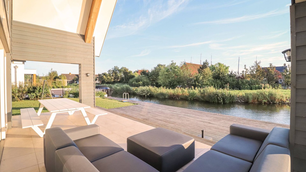 Stavoren Villa | Stavoren 8P, new villa on the water, each bedroom with private bathroom