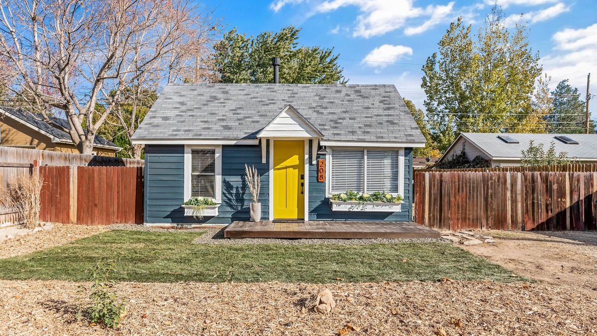 Depot Bench House | Stay 208: Gorgeous renovated modern farmhouse cottage