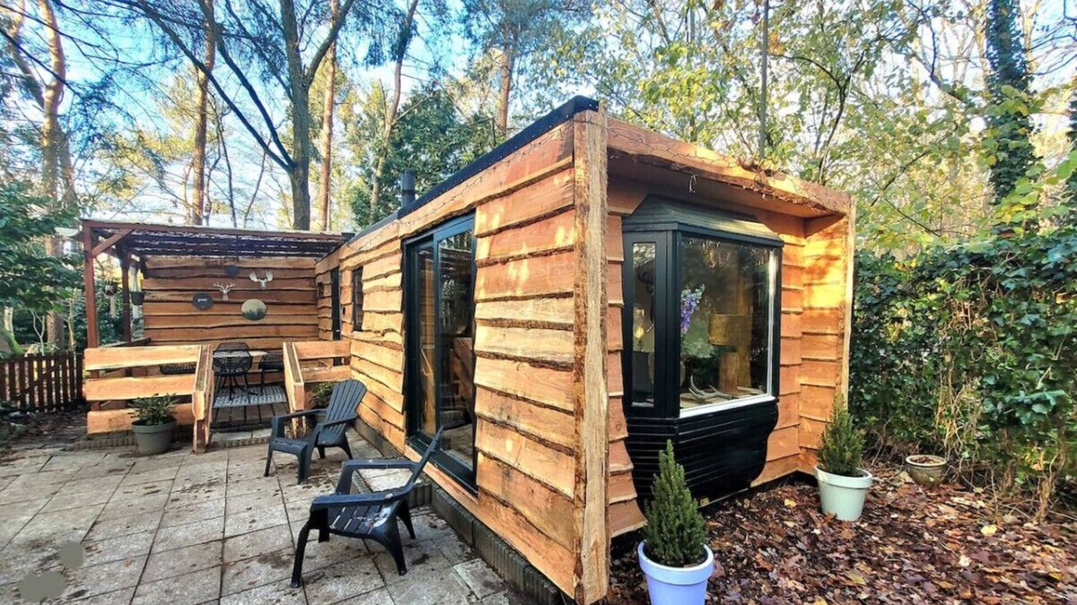 Hattemerbroek Cabin | Stay amidst nature in the Hunter's Cabin