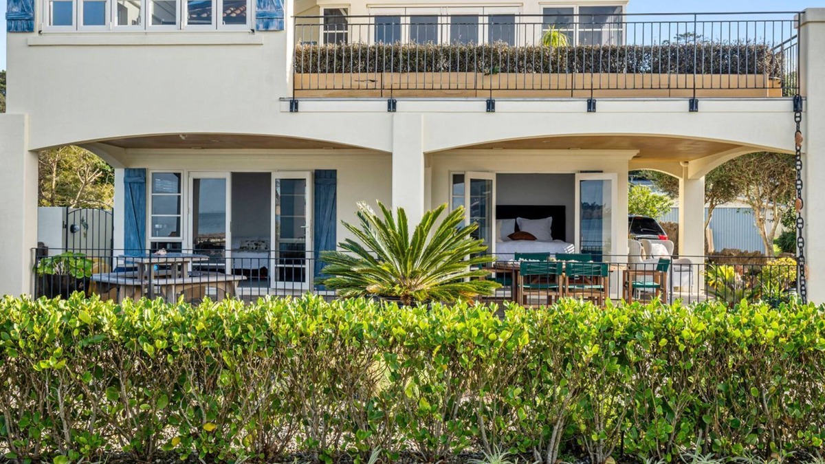 Arkles Bay Bed & Breakfast | Stay and Relax at Beachfront Beauty