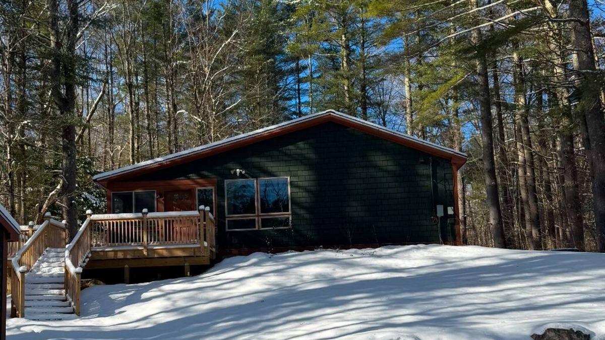 Monterey Cottage | Stay at Beaver Lodge!