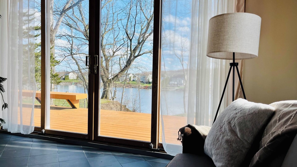 Baldwinsville House | Stay at our cozy pet friendly River Retreat on the banks of the Seneca River.