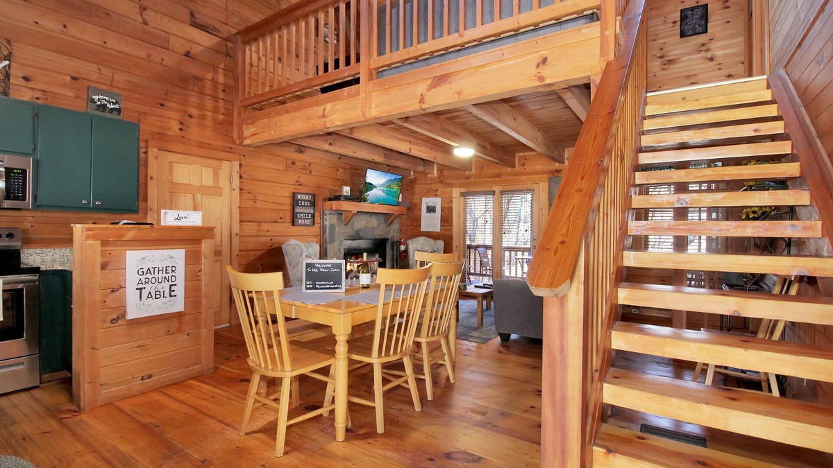 Pine Mountain Valley Cabin | Stay at The Bear and visit Callaway's Pumpkins and Fantasy in Lights!