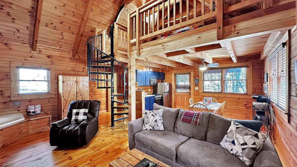 Pine Mountain Valley Cabin | Stay at The Deer and visit Callaway's Pumpkins and Fantasy in Lights!