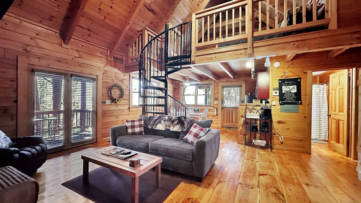 Pine Mountain Valley Cabin | Stay at The Wolf and visit Callaway's Pumpkins and Fantasy in Lights!