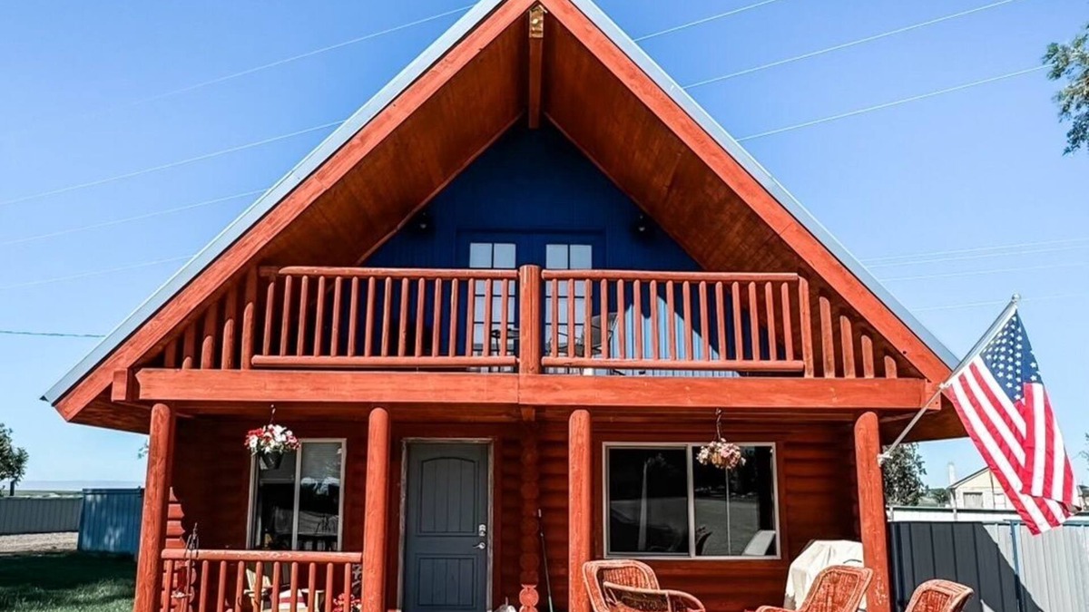 Caldwell Cabin | Stay at this super, cozy, country cabin in Caldwell, Idaho off of I84.