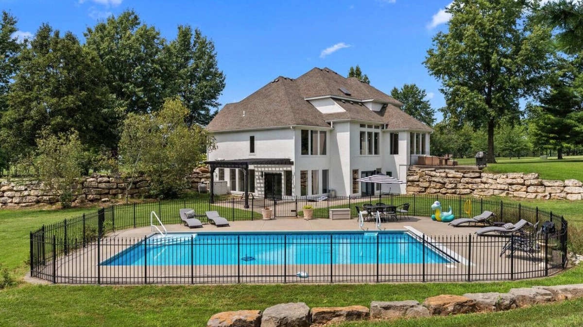 Lee's Summit House | Stay at Whispering Pines