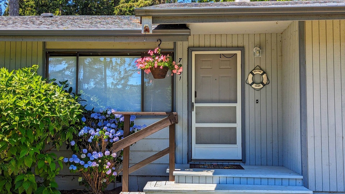 Allyn-Grapeview House | Stay By The Bay
