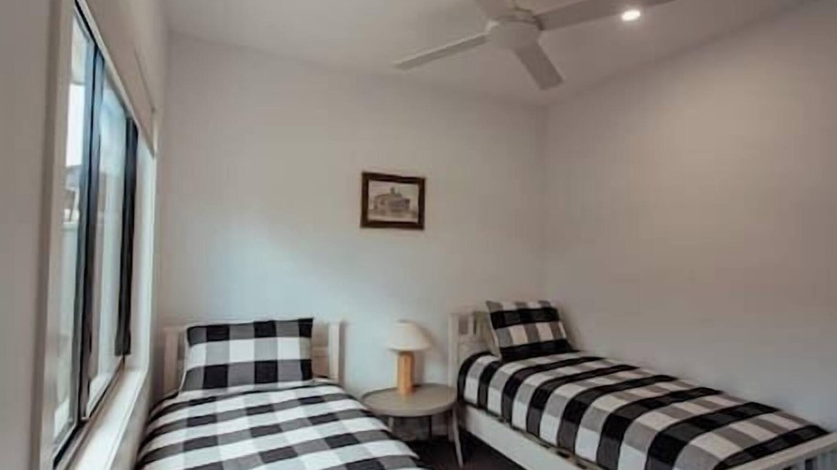 Booragul House | Stay by the lake! 2-bedroom granny flat