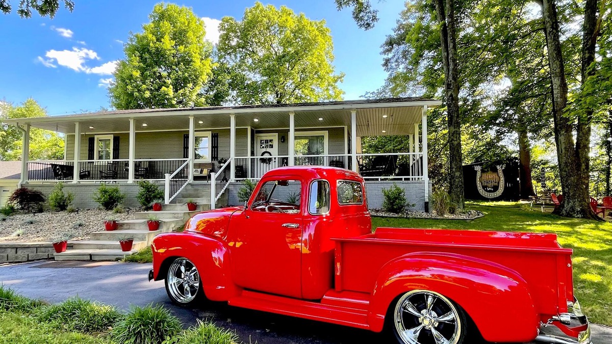 Drake House | Stay-cation! 2-Car Garage. 3 mi to I-65. Fire pit. Ping Pong. Cornhole. #family