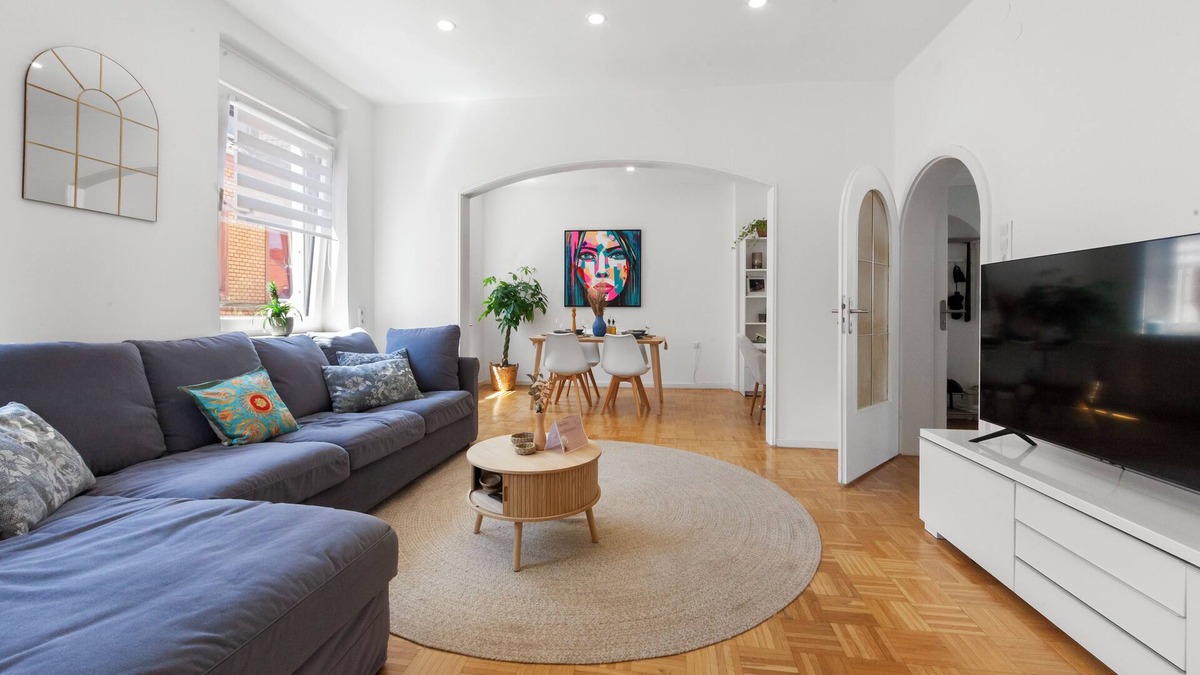 Aschaffenburg Apartment | Stay-COZY! City apartment with box-spring bed in the pedestrian zone incl. parking space