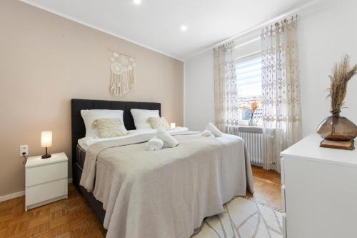 Aschaffenburg Apartment | Stay COZY - TOP LAGE - Kingsize Betten - Parkplatz - Balkon - Netflix
