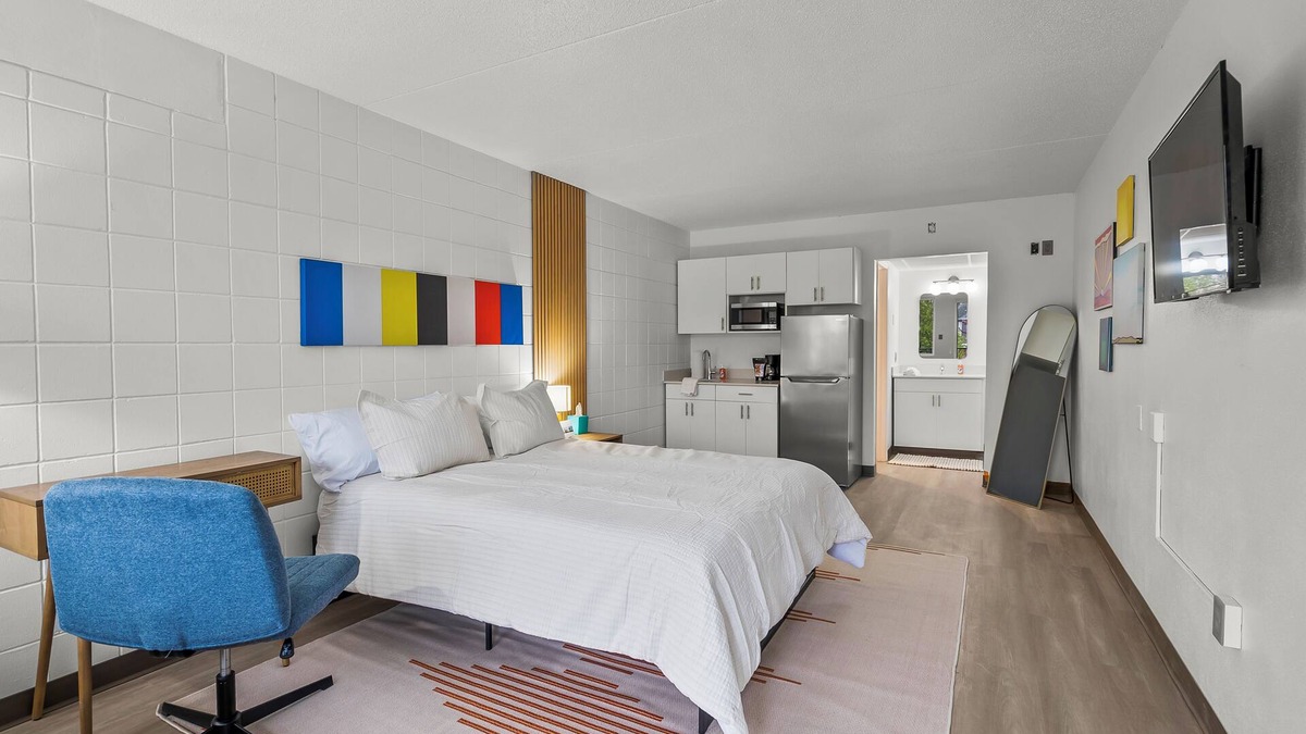 Cedar Falls Apartment | Stay Downtown, Free Gated Parking, Renovated Studio! 514