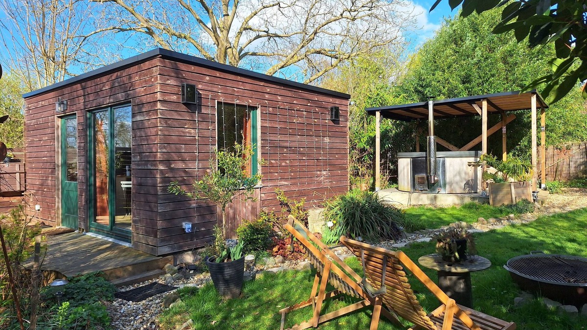 Andenne Bed & Breakfast | Stay for 2 in a cosy micro-lodge in the heart of nature, with private Jacuzzi.