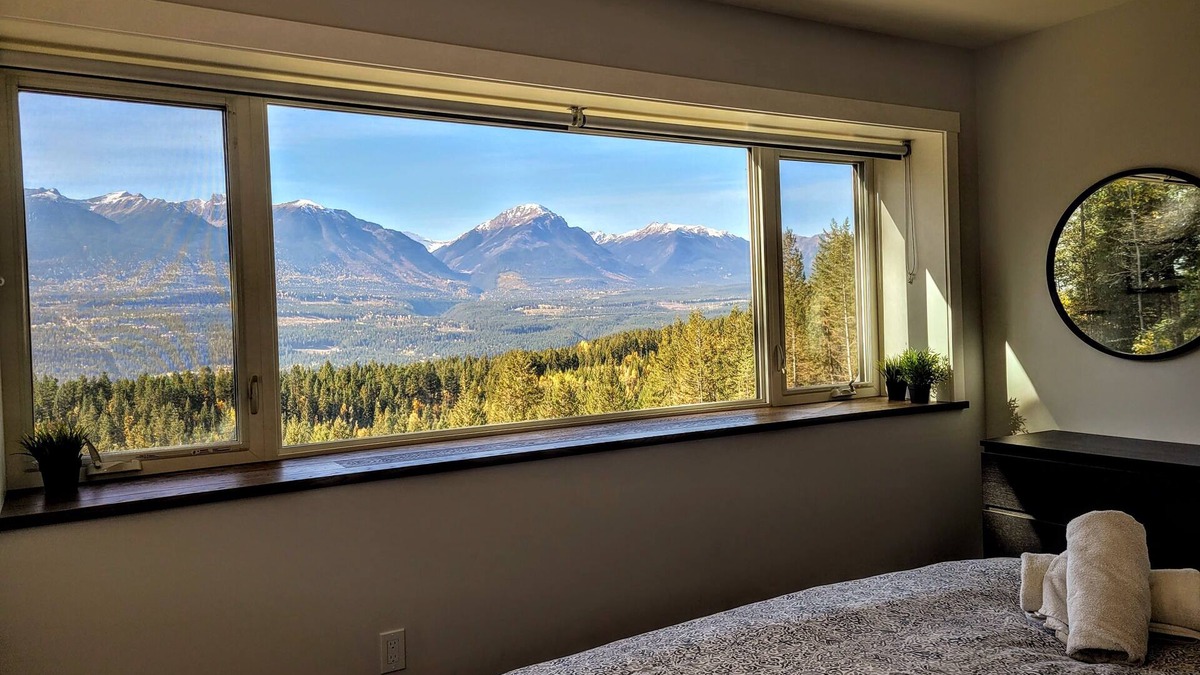 Golden House | Stay Golden - sleeps 20. Monashee