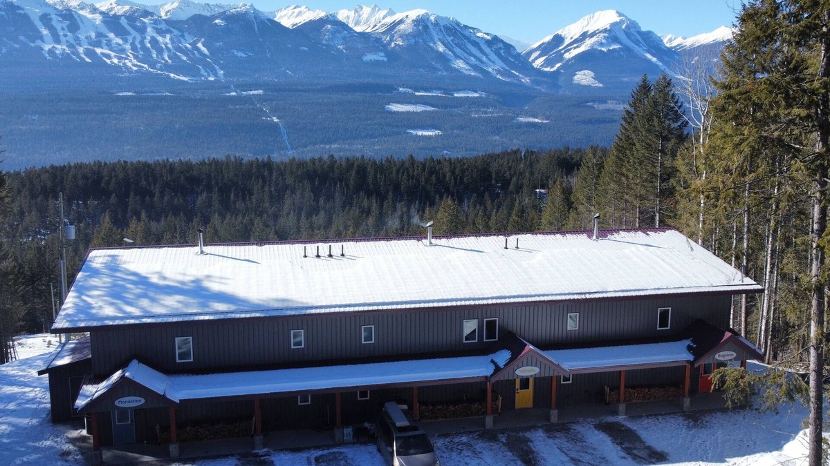 Golden House | Stay Golden - sleeps 30, hot tubs, mountain views