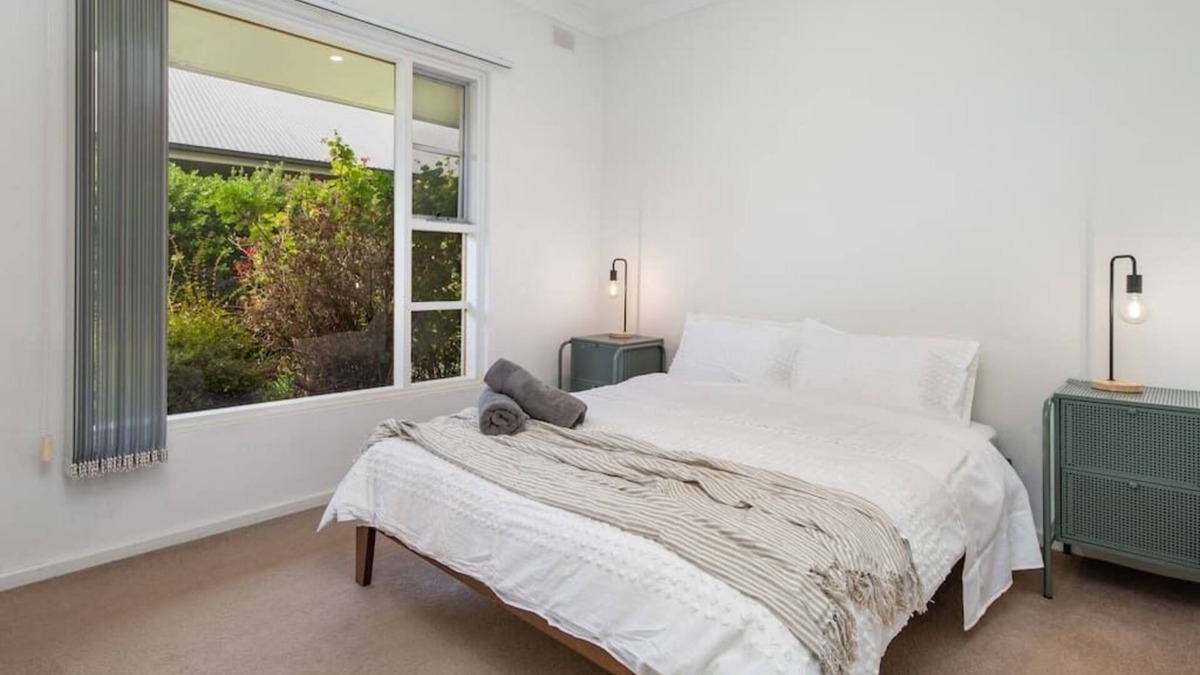 Glenelg South House | Stay Here On Pier- 2 Bdrm, Sleeps 4, Beach, Wifi
