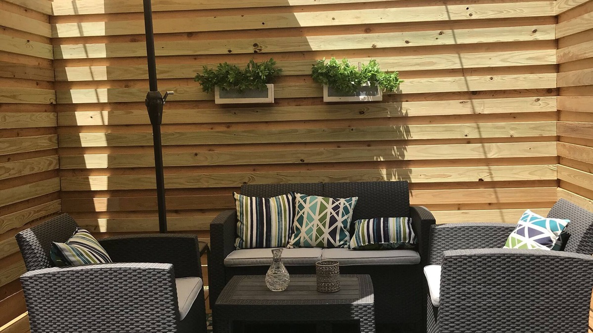 Frankston House | Stay in an old Historic Building in Downtown Frankston Square
