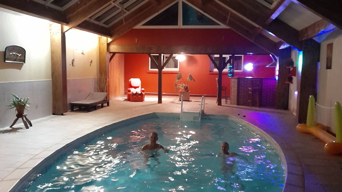 Niherne Cottage | Stay in Berry with heated indoor pool