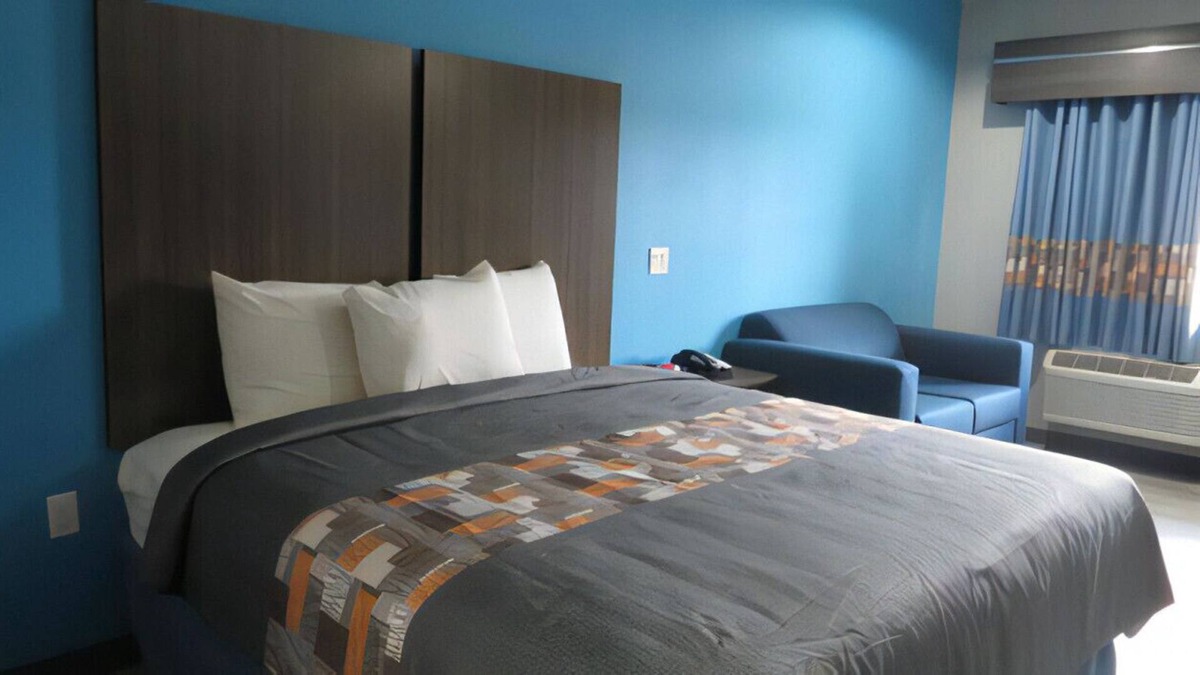 Willowbrook House | Stay in Contemporary Room w/ Homelike Amenities