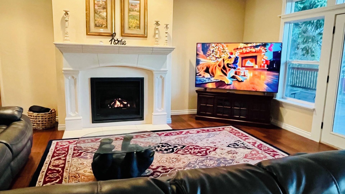 Trail House | Stay in luxury, minutes from the Lake, perfect for entertaining.