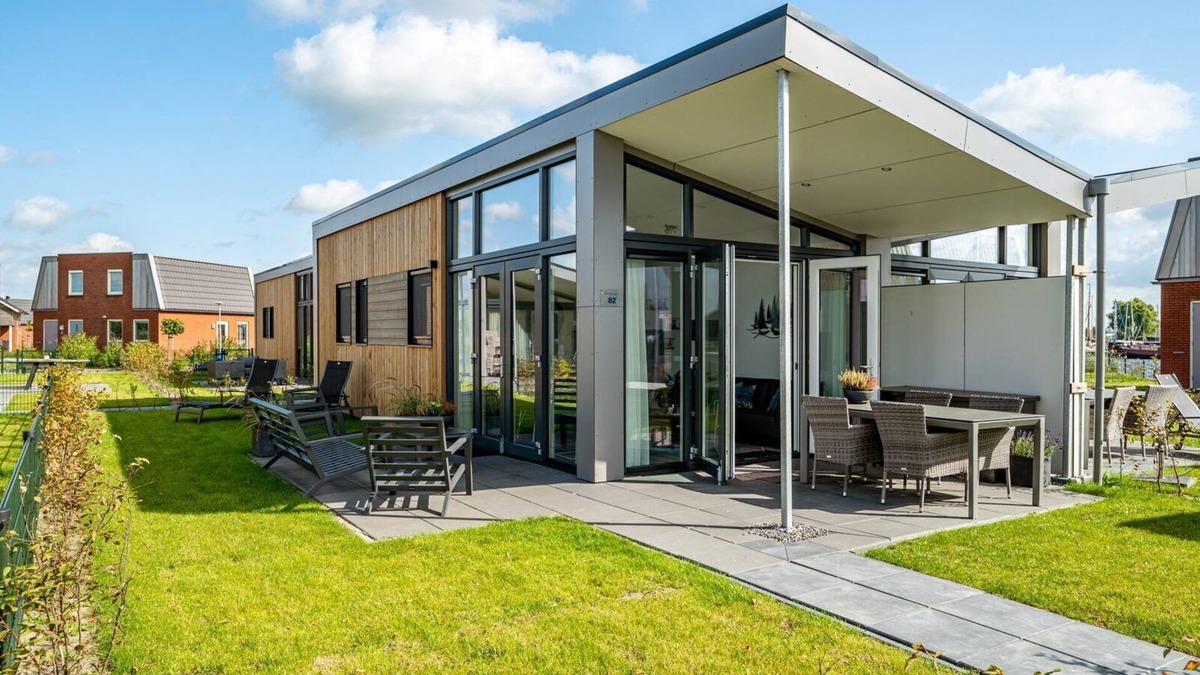 Akkrum House | Stay in our compact Knilles 4 lodge right by the playground.
