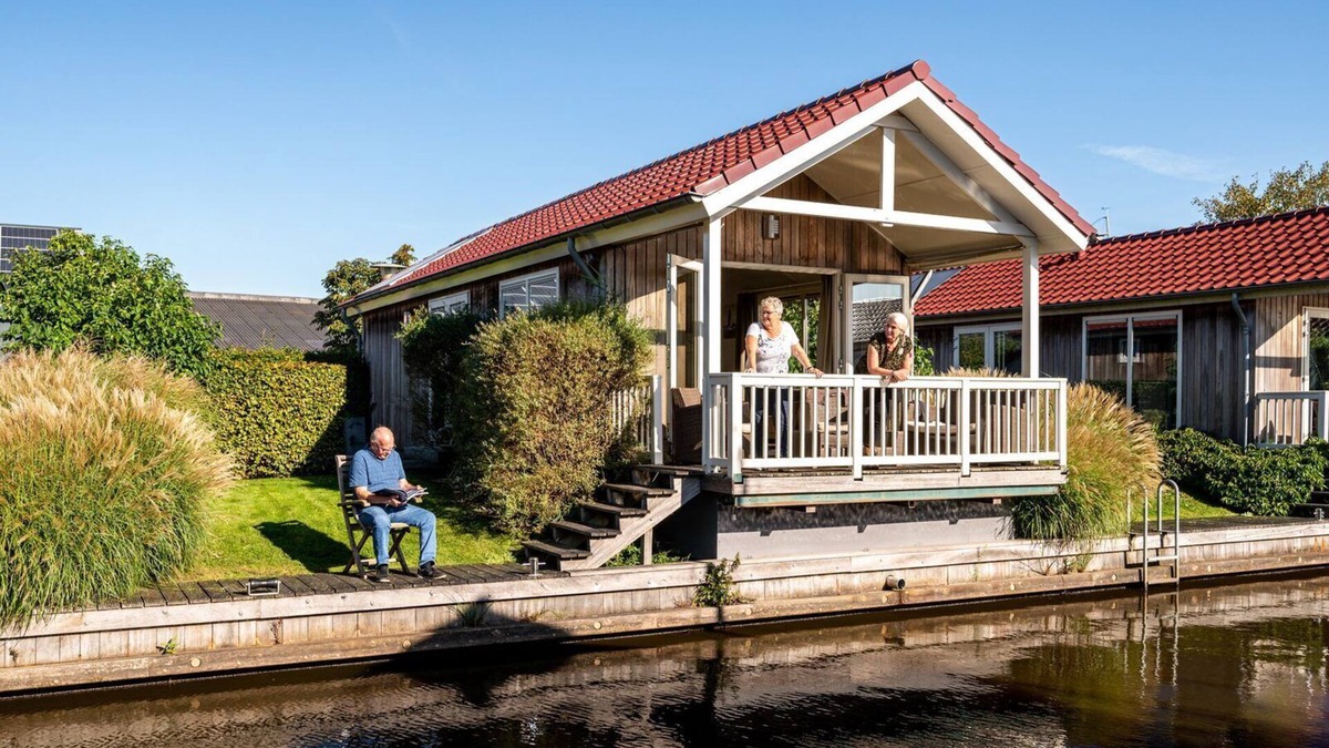 Akkrum House | Stay in our cozy Meine 4 luxury chalet with a private dock and sauna.