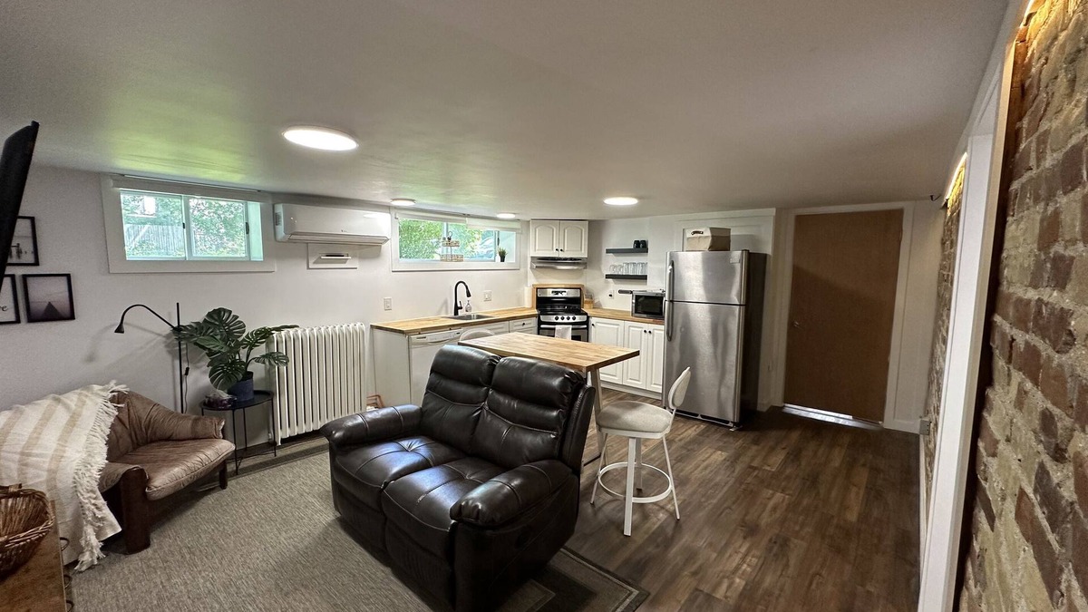Sarnia Apartment | Stay In Sarnia [NEW] 2BR Souterrain Apt - Downtown