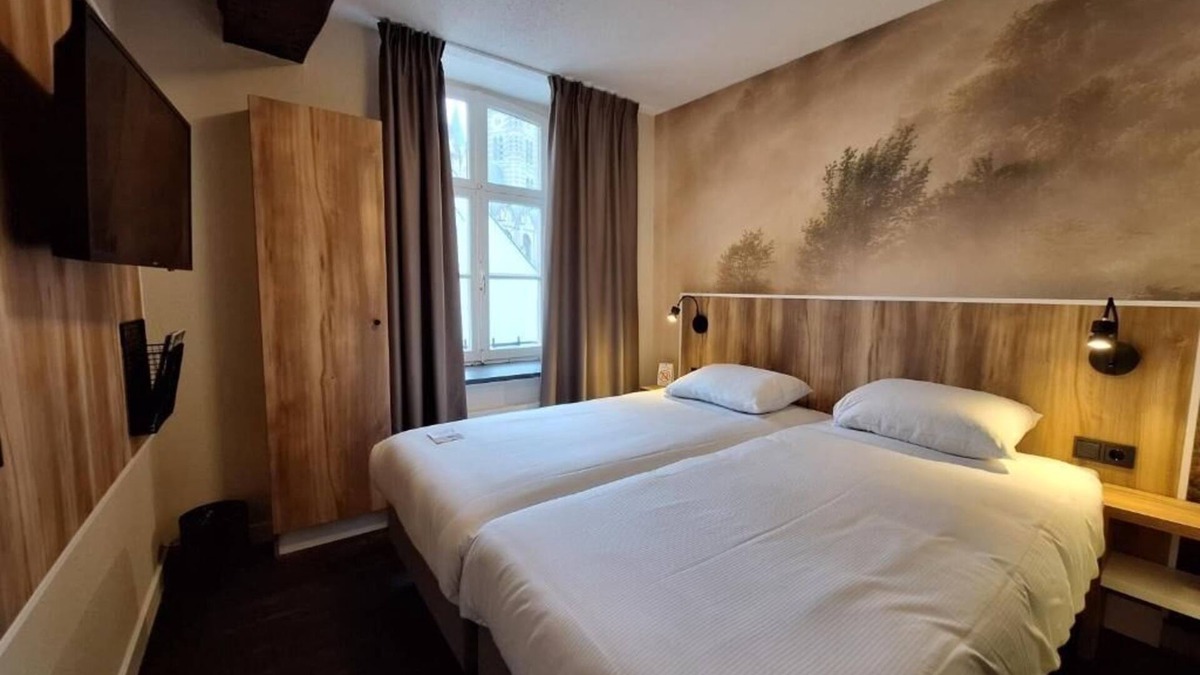 Thorn Hotel | Stay in Scenic Thorn – Beautiful Dutch Room Steps from Culture, Dining & Trails