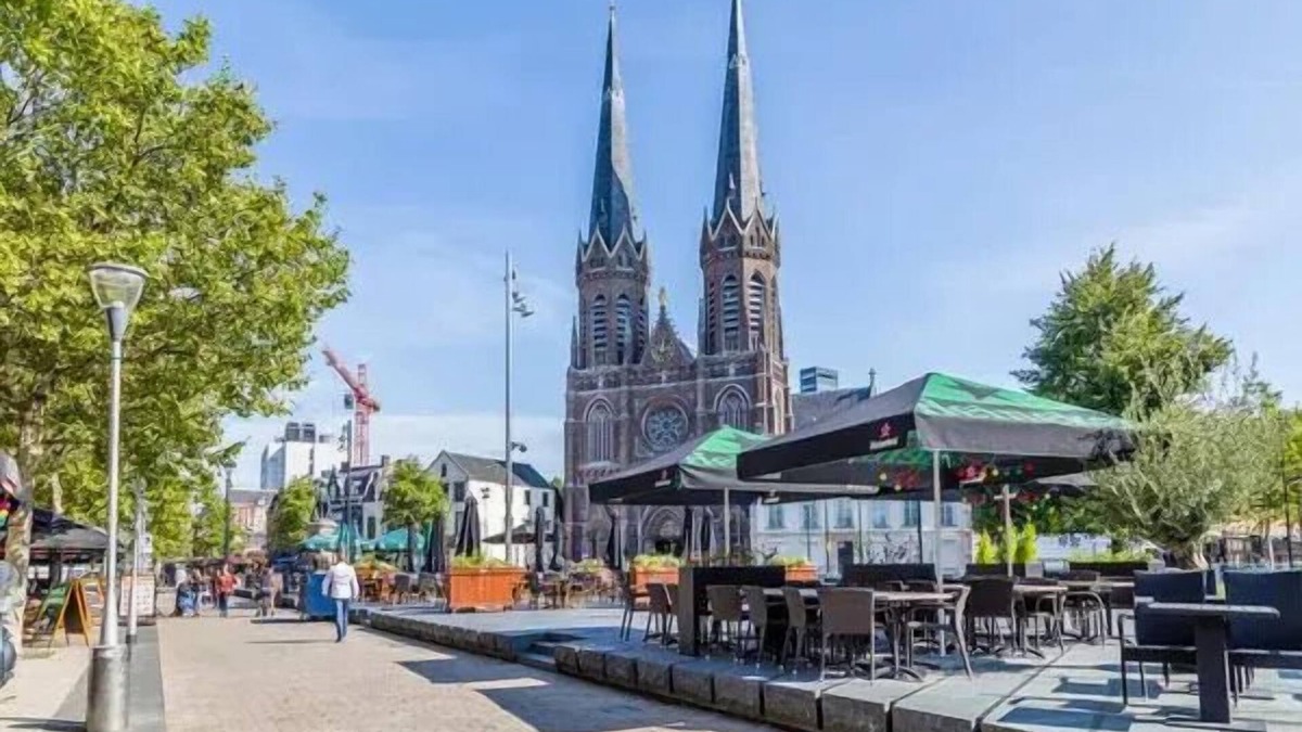 Centrum Apartment | Stay in the heart of Tilburg! Enjoy your own kitchen, dining nook, air conditioning, and smart TV—all just steps from shops, cafes, and transport. Note: Images are not real, as the rooms are still under construction.
