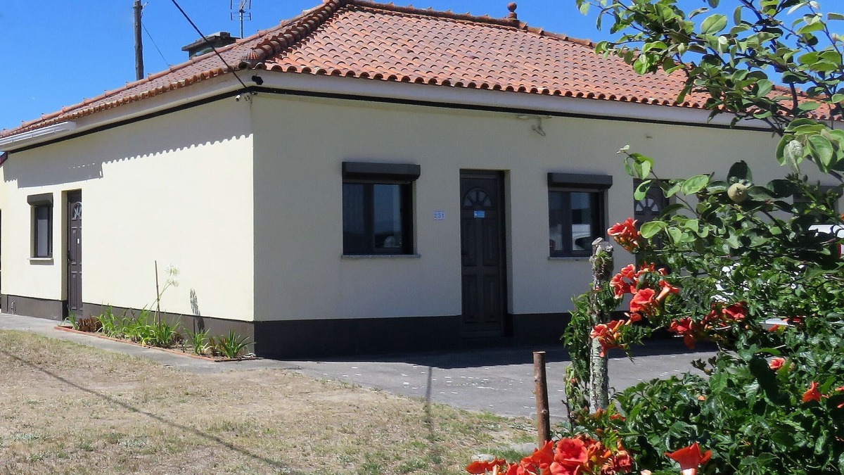 Torreira House | Stay in the suburb & SAVE– only 5 min. drive to the main ocean beach in Torreira