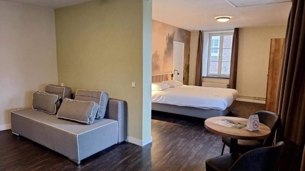 Thorn Hotel | Stay in Thorn’s Historic Center – Charming Room in the Famous White Village