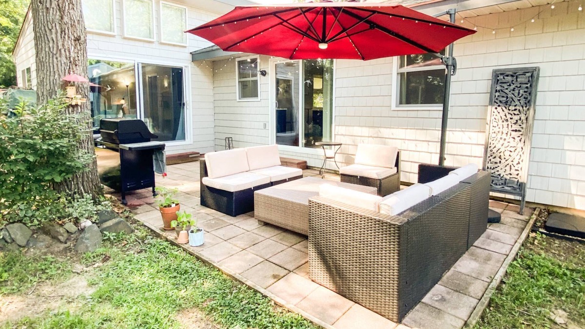 Arnold House | Stay mins to downtown in sunny fenced-in backyard in waterfront community Pet-friendly