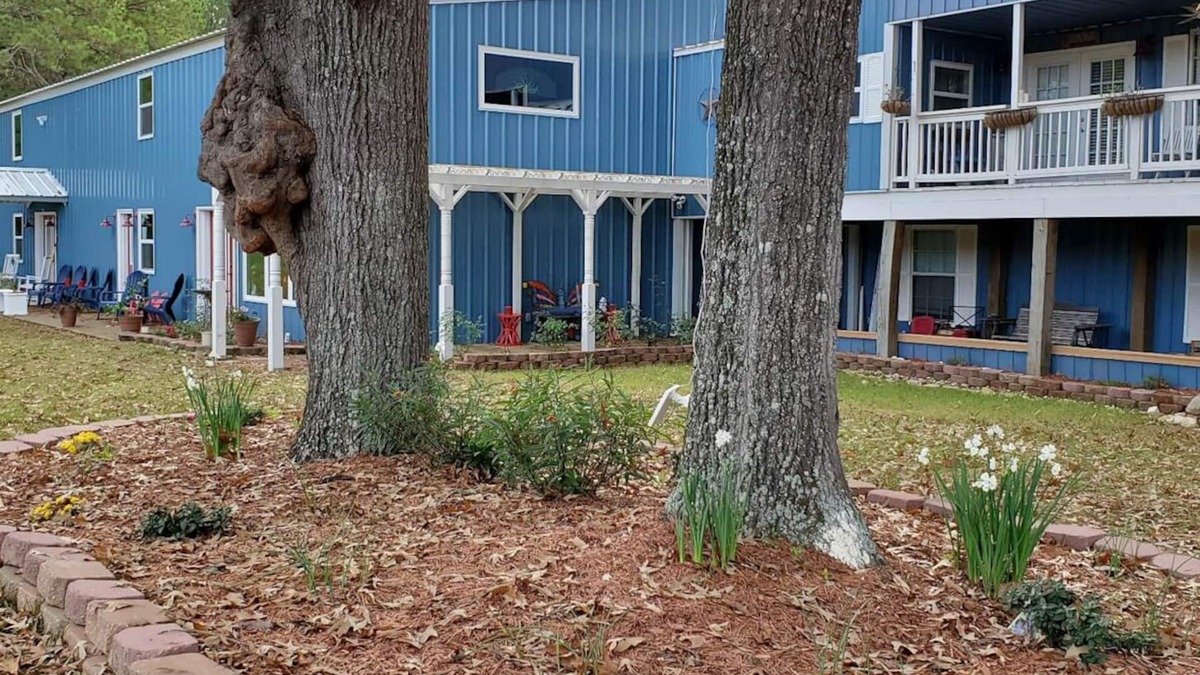 Crockett Apartment | Stay 'n' PlaynUpstairs 2 Bedroom Apartment 1/4 mile from Houston County Lake